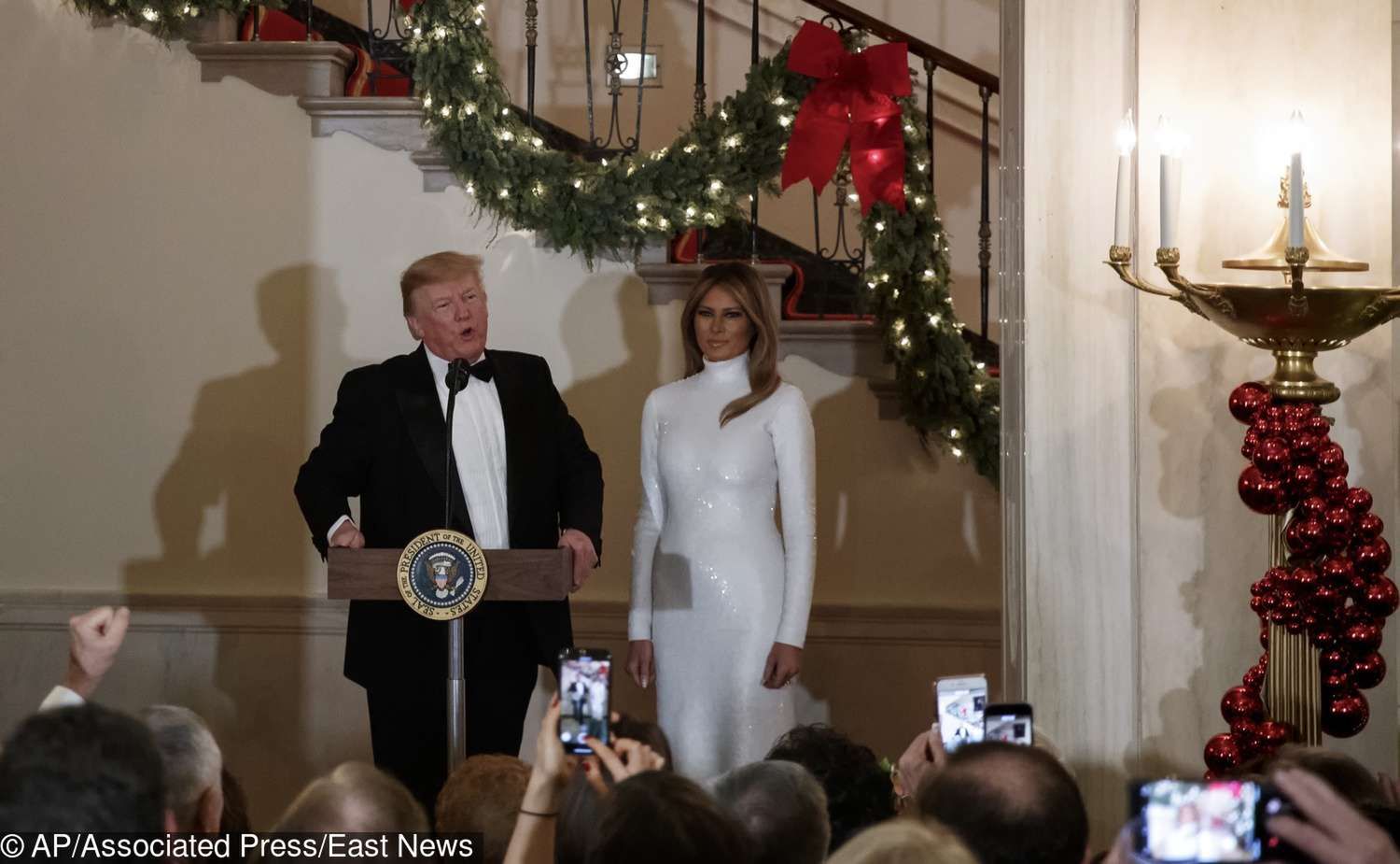 Melania Trump w białej sukni na balu w Białym Domu