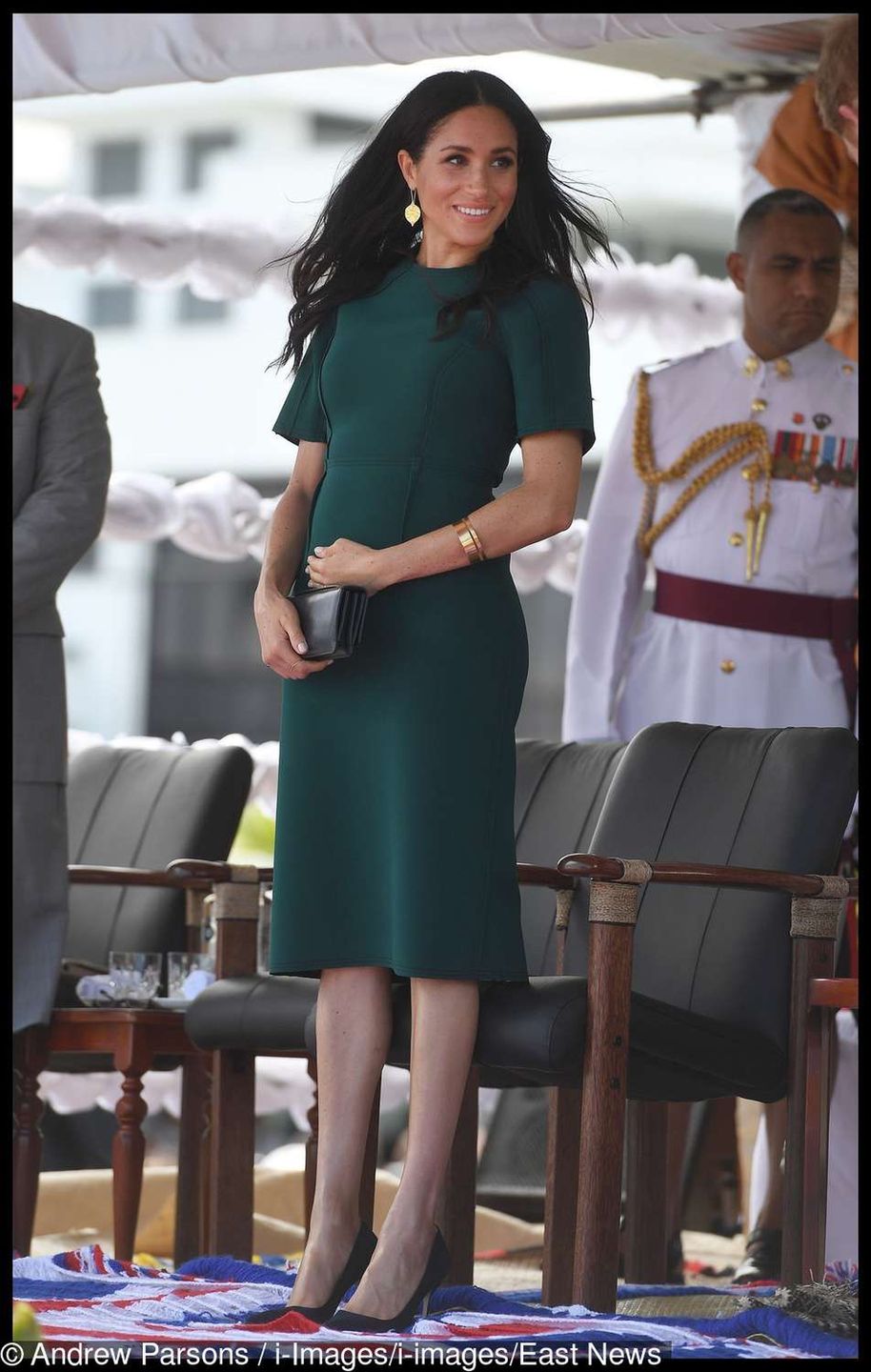 Ciężarna Meghan Markle w zielonej sukience podtrzymuje brzuszek