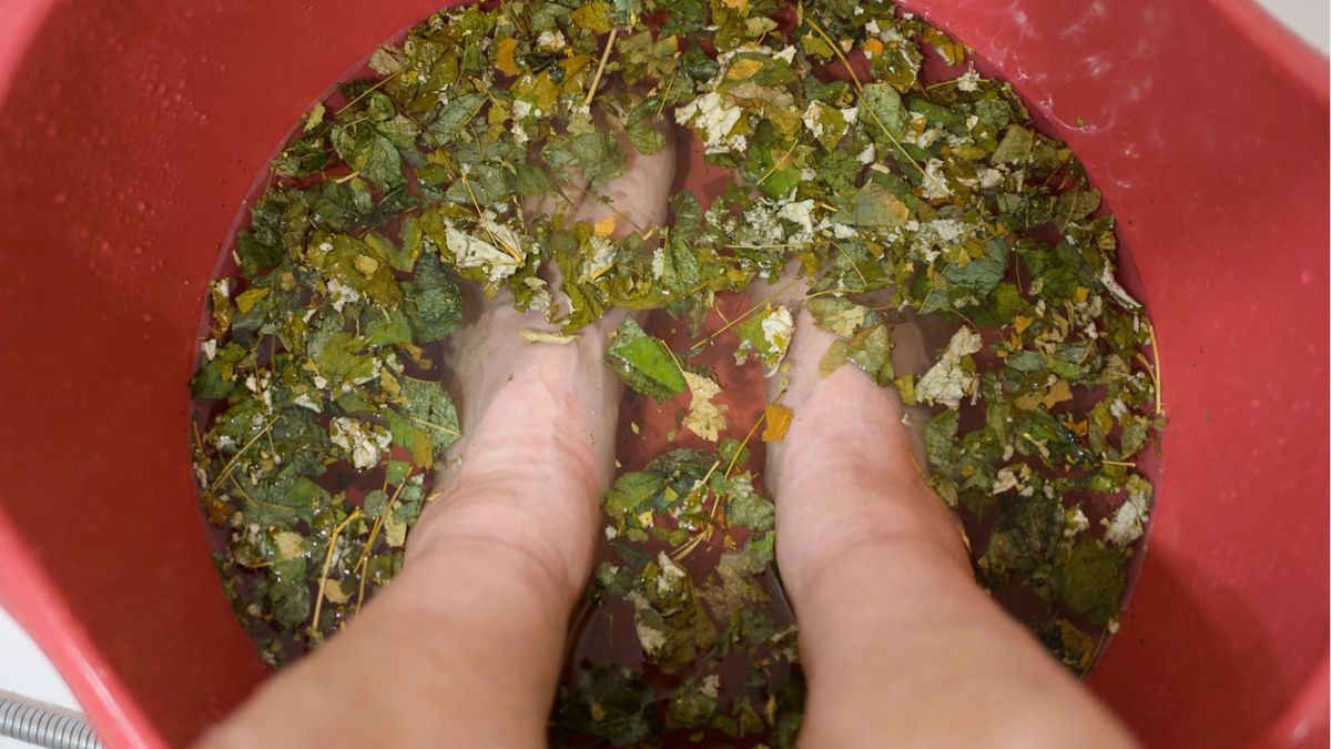 Napar z liści laurowych świetnie rozwiązuje problem potliwych stóp.