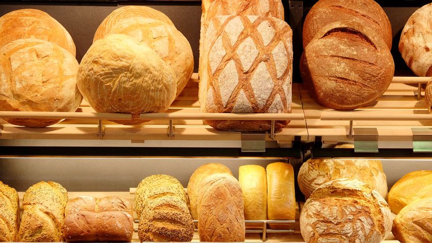 Pieczywo dostępne w supermarketach często jest wypiekane z ciasta mrożonego.