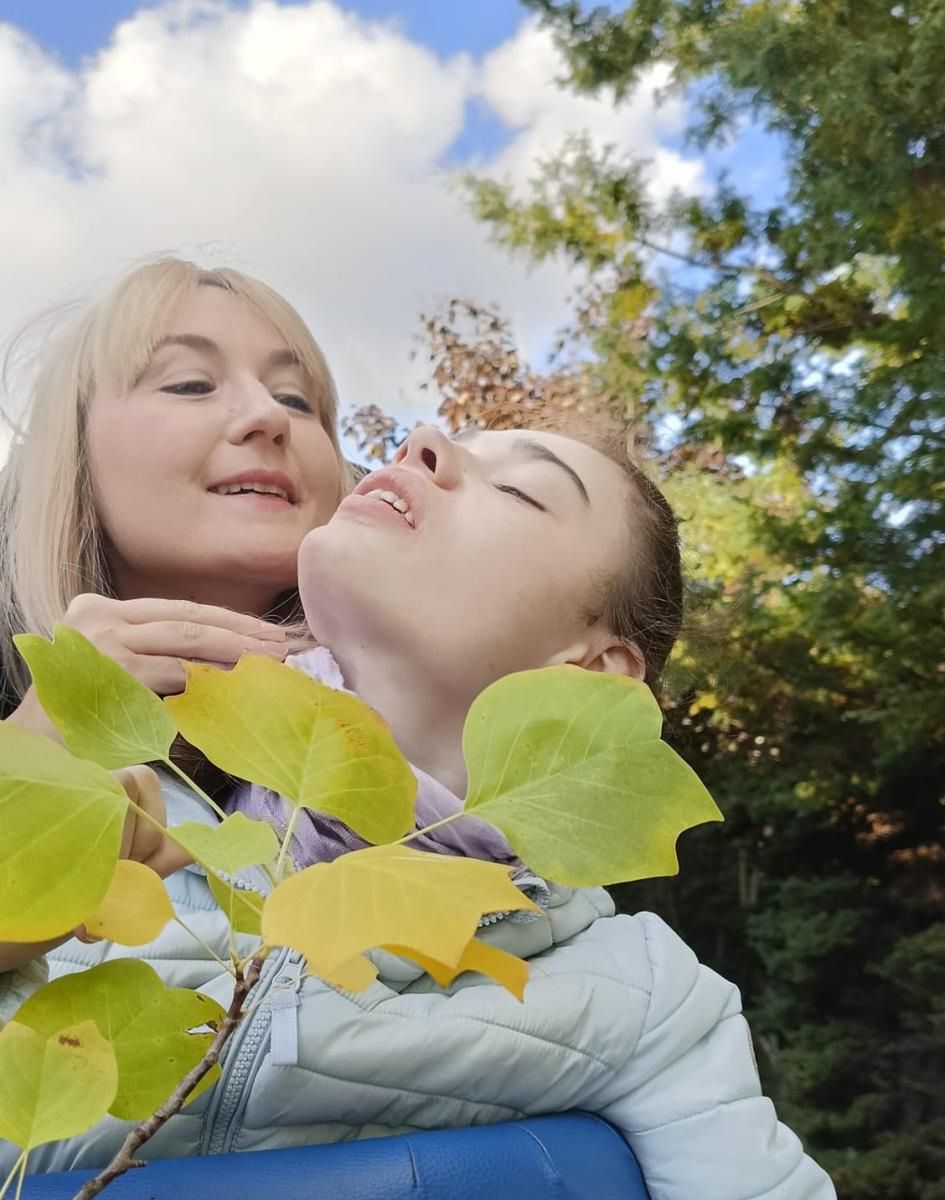 Zuzia, podopieczna hospicjum z fizjoterapeutką Gosią