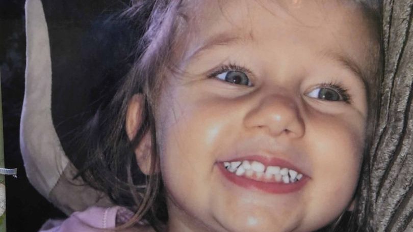 Trzylatka odnaleziona martwa w pustym pokoju. Matce i partnerowi postawiono zarzuty