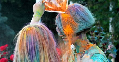 Uwaga na proszek holi. Skutki uboczne są widoczne gołym okiem