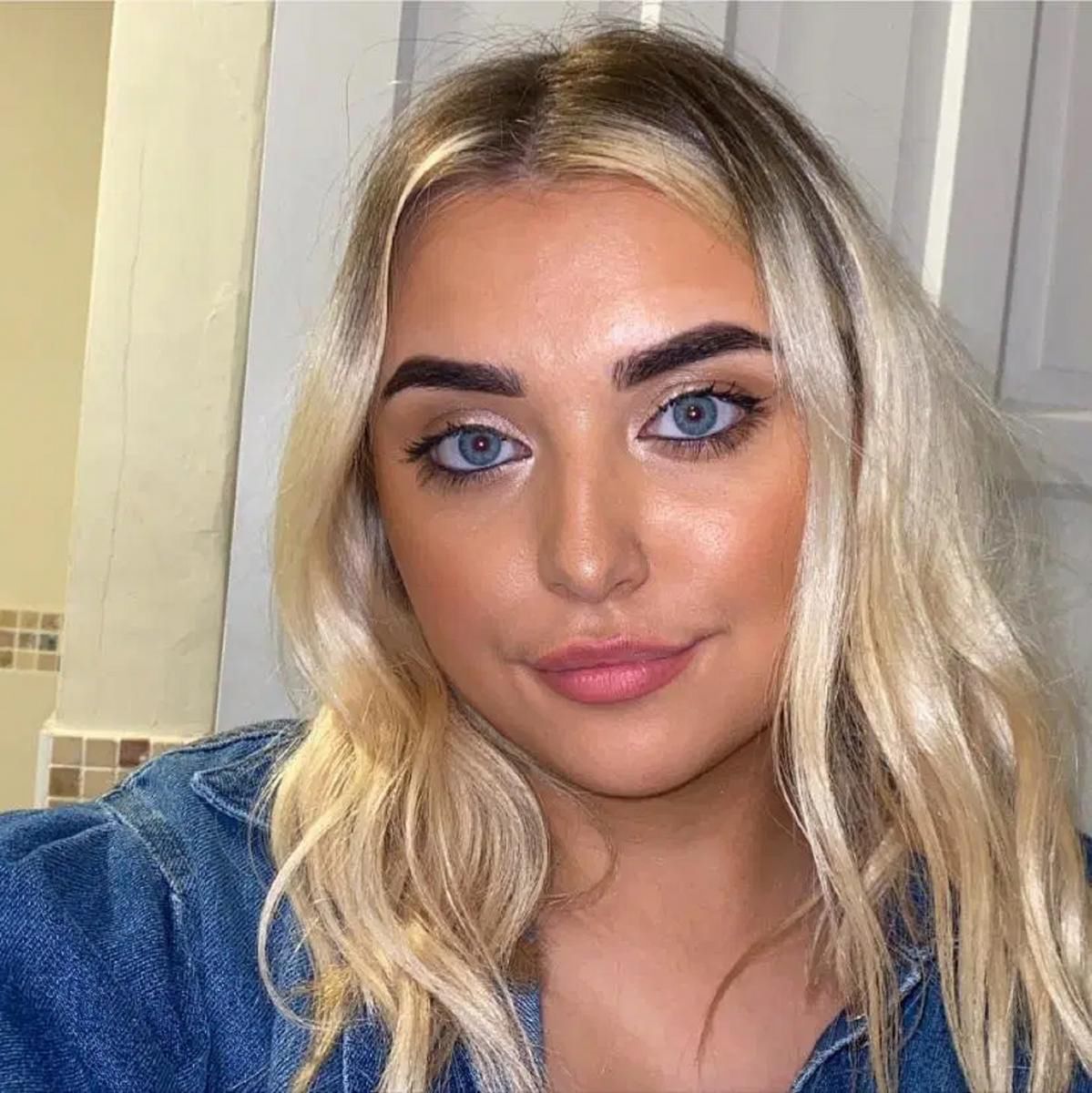 Mając lat 17 odkryła, że ojczym nagrywa ją podczas kąpieli