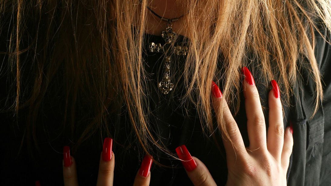 Długie paznokcie są idealnym siedliskiem bakterii i grzybów. Naukowcy ostrzegają