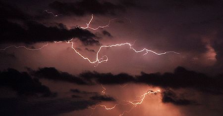 Synoptycy ostrzegają: w nocy będzie grzmiało i wiało