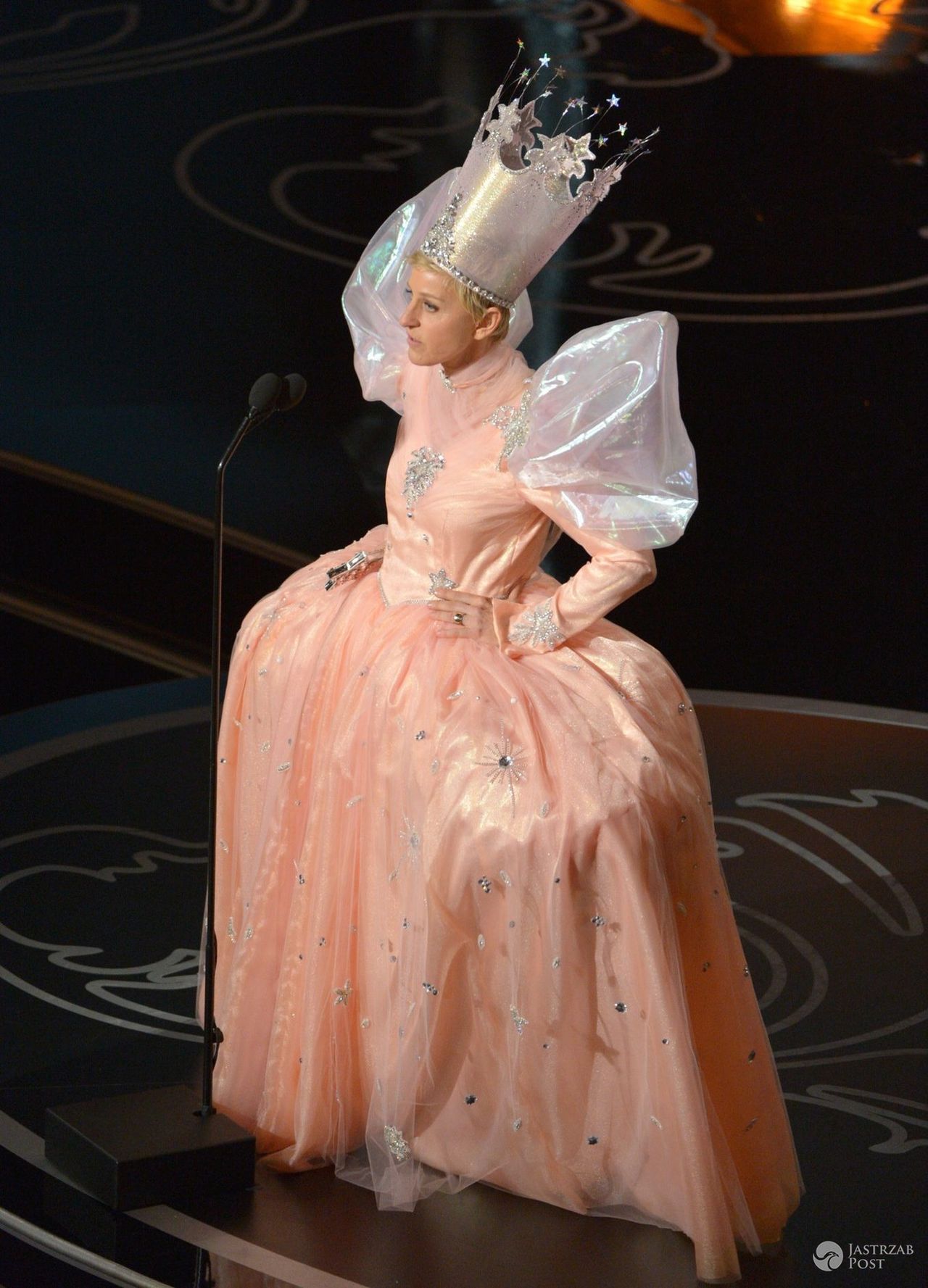 Ellen DeGeneres w kostiumie Glindy, wróżki z "Czarnoksiężnika z krainy Oz", Oscary 2014 (fot. East News)