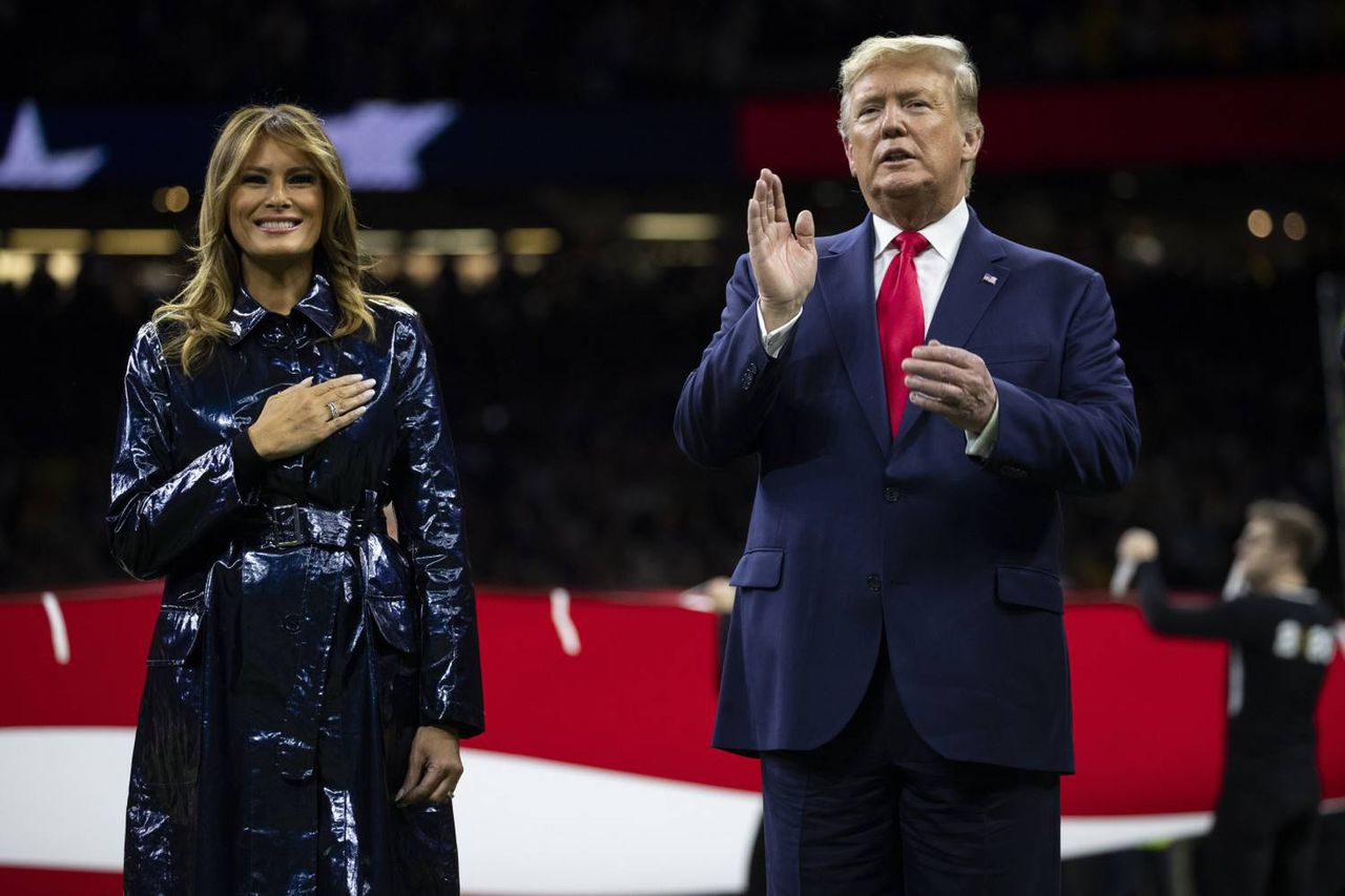 Melania Trump w lateksowym płaszczu i Donald Trump na meczu