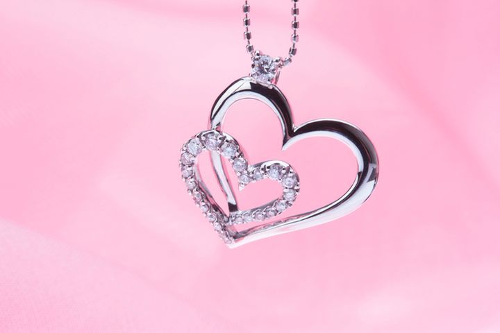 Biżuteria w kształcie serce to idealna opcja dla romantyków