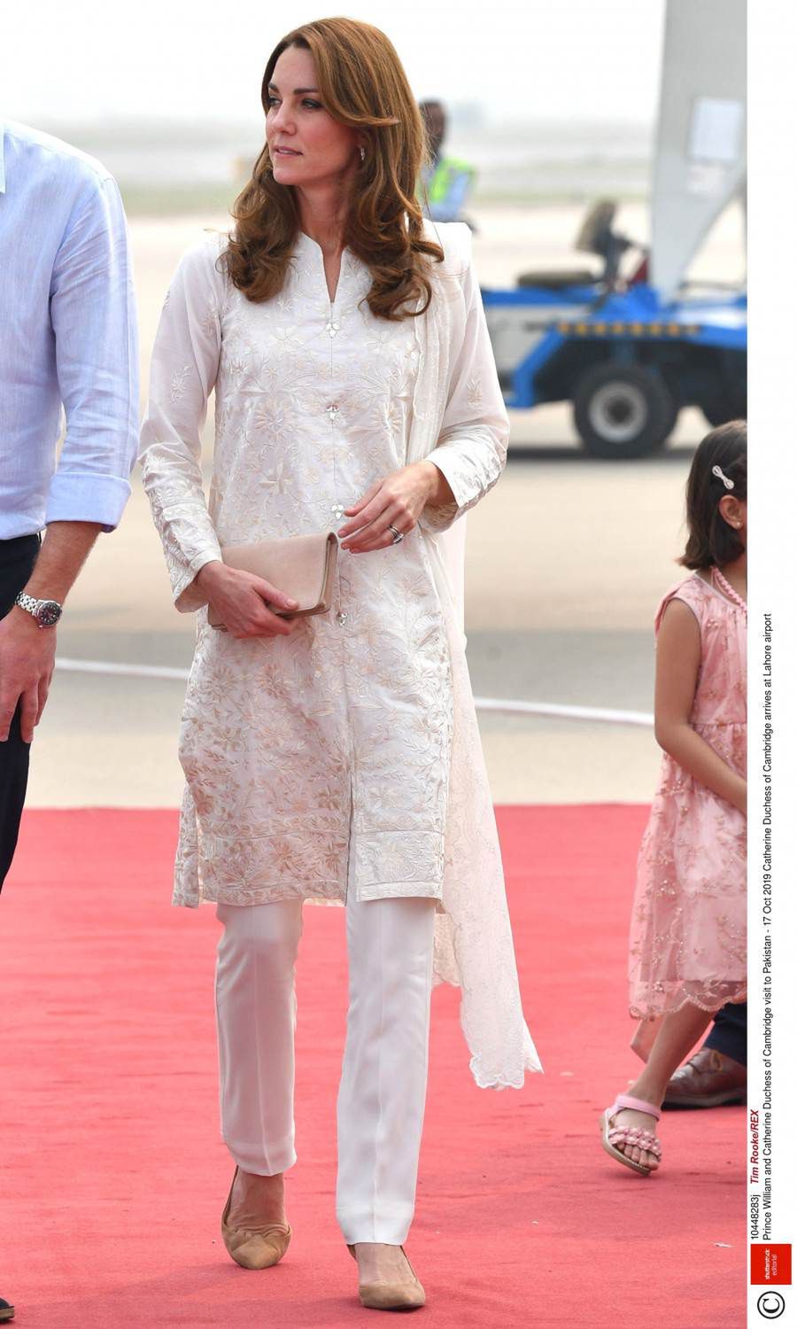 Księżna Kate w białej stylizacji w Lahaur