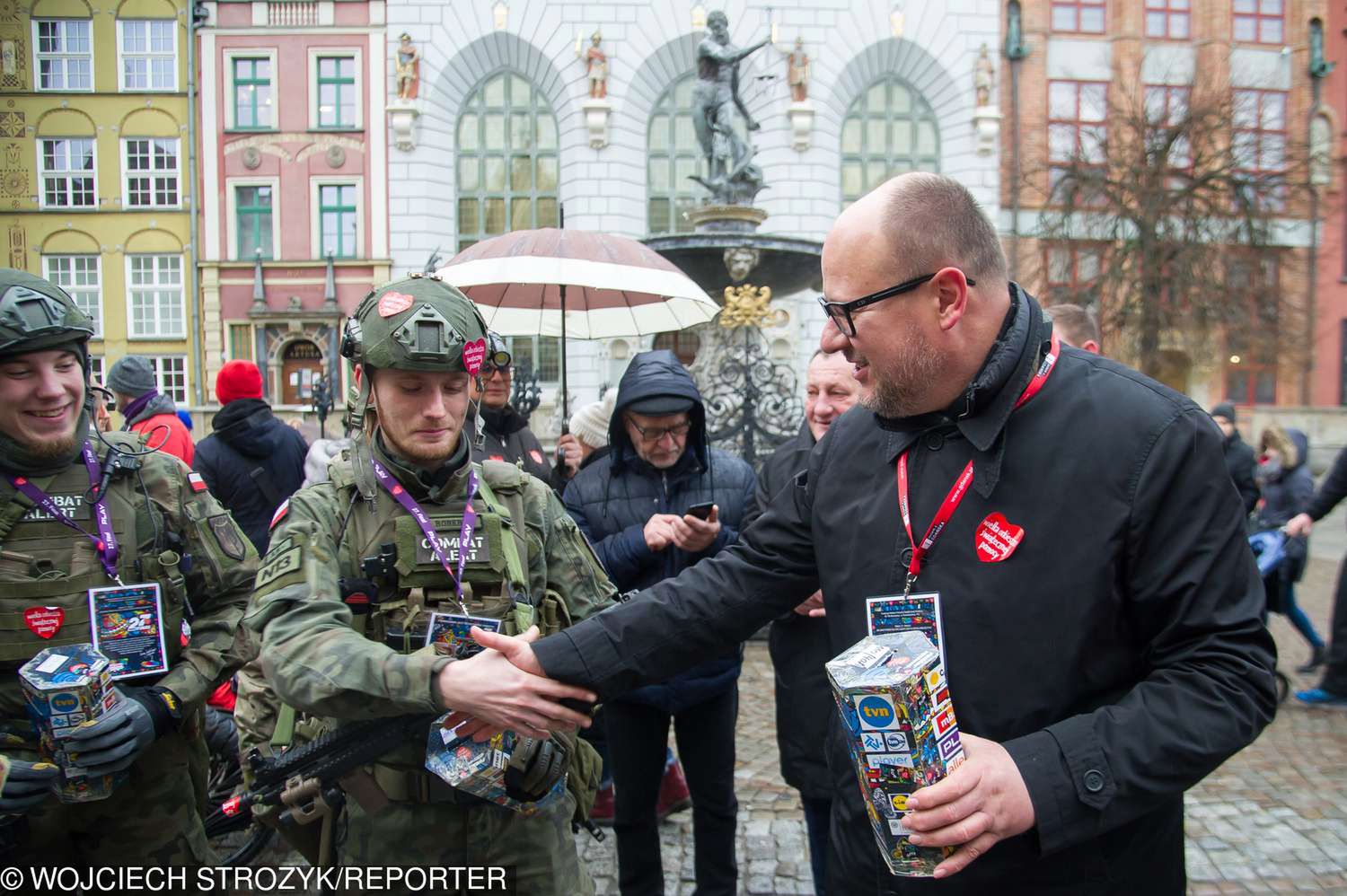 Prezydent Gdańska dwukrotnie został dżgnięty nożem na scenie