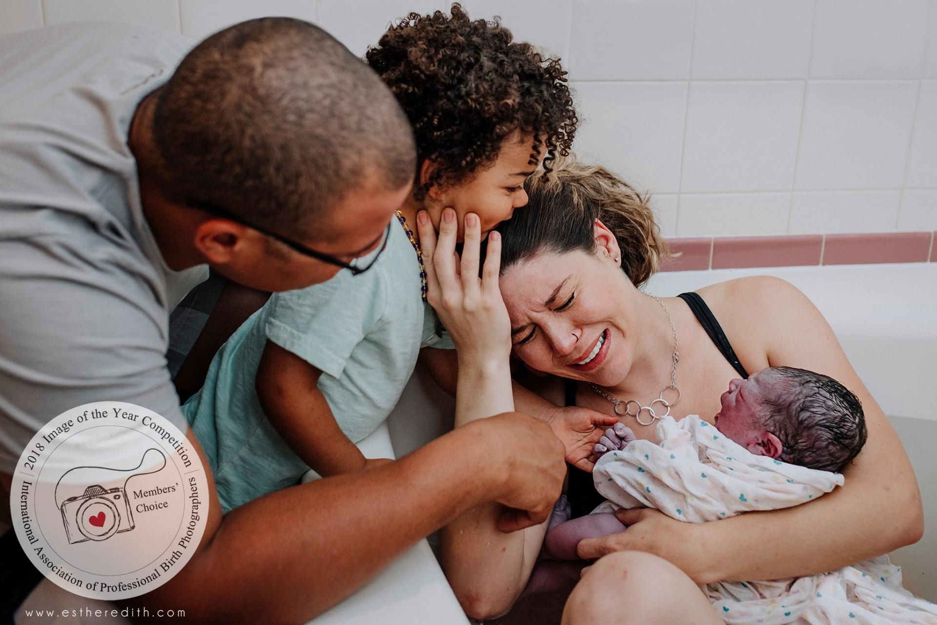 [Esther Edith – „Troje staje się czworgiem”, Stany Zjednoczone](https://www.facebook.com/estheredithbirth/)