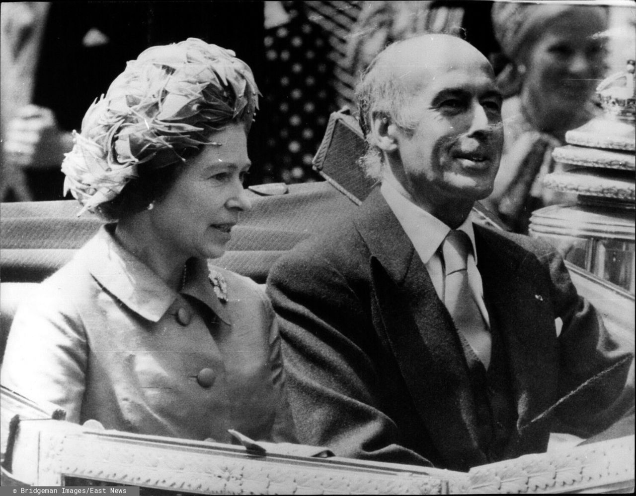 ZUM4903958 Jun. 22, 1976 - President Giscard D?'Estaing of France Arrives in Britain for a state visit: Photo shows The Queen elisabeth II accompanied by President Giscard D?'Estaing leaving Victoria station in an open carriage on their way to Buckingham Palace today by .; (add.info.: Jun. 22, 1976 - President Giscard D?'Estaing of France Arrives in Britain for a state visit: Photo shows The Queen elisabeth II accompanied by President Giscard D?'Estaing leaving Victoria station in an open carriage on their way to Buckingham Palace today); Photo ?? Keystone/Zuma; .