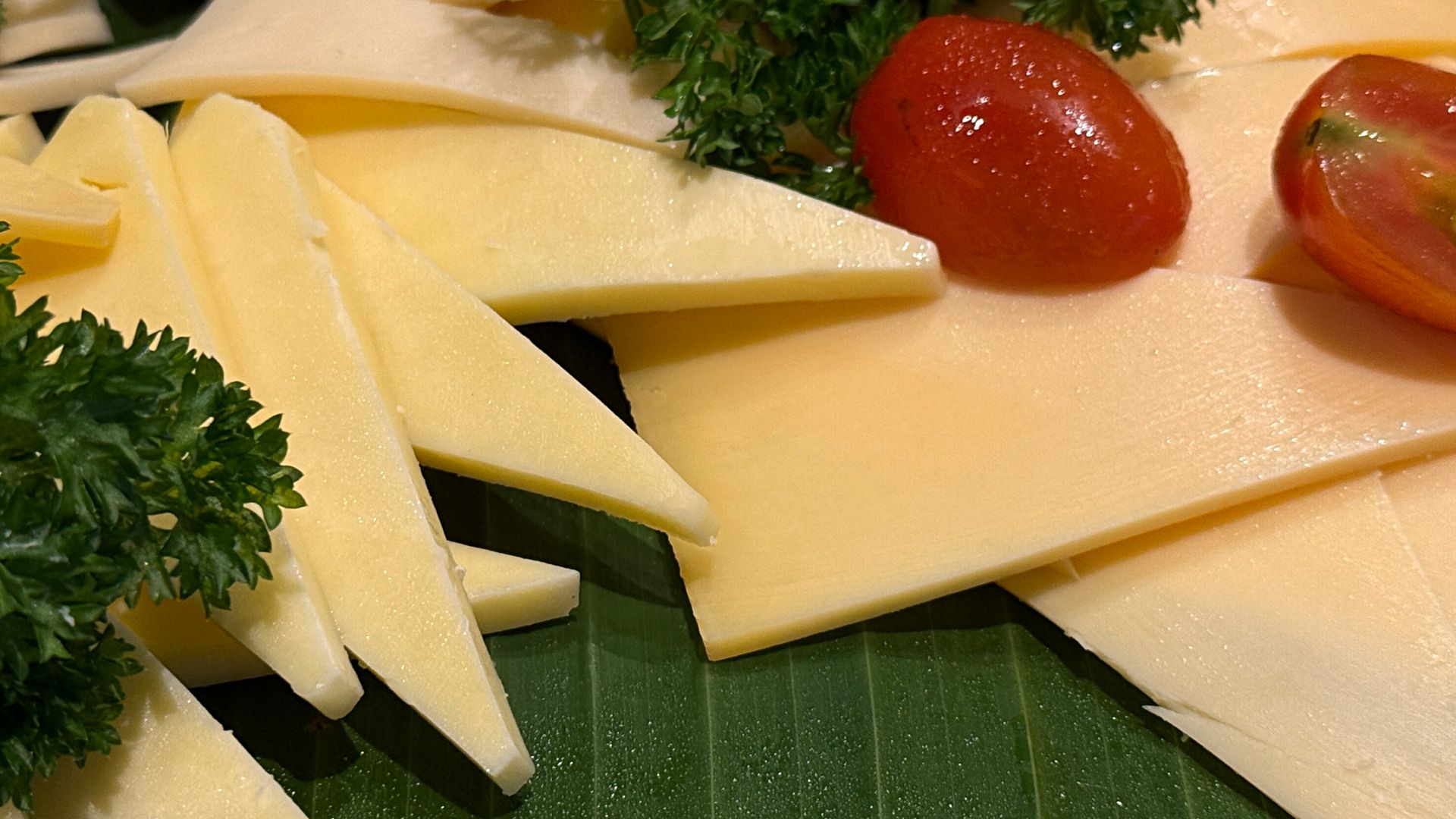 Dobry ser żółty to ten, który ma prosty skład, naturalny tłuszcz mleczny i wyraźny aromat wynikający z dojrzewania.