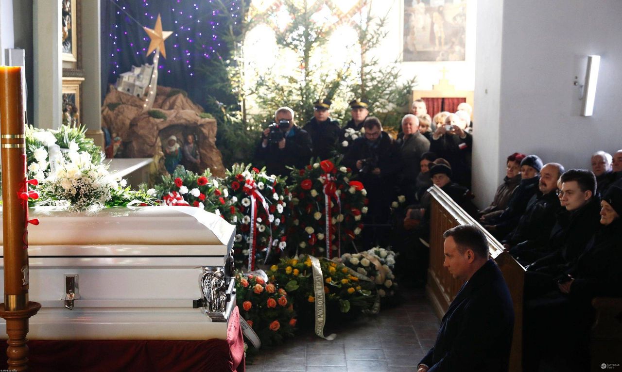 Pogrzeb Łukasza Urbana - Andrzej Duda oddał hołd klękając przed trumną