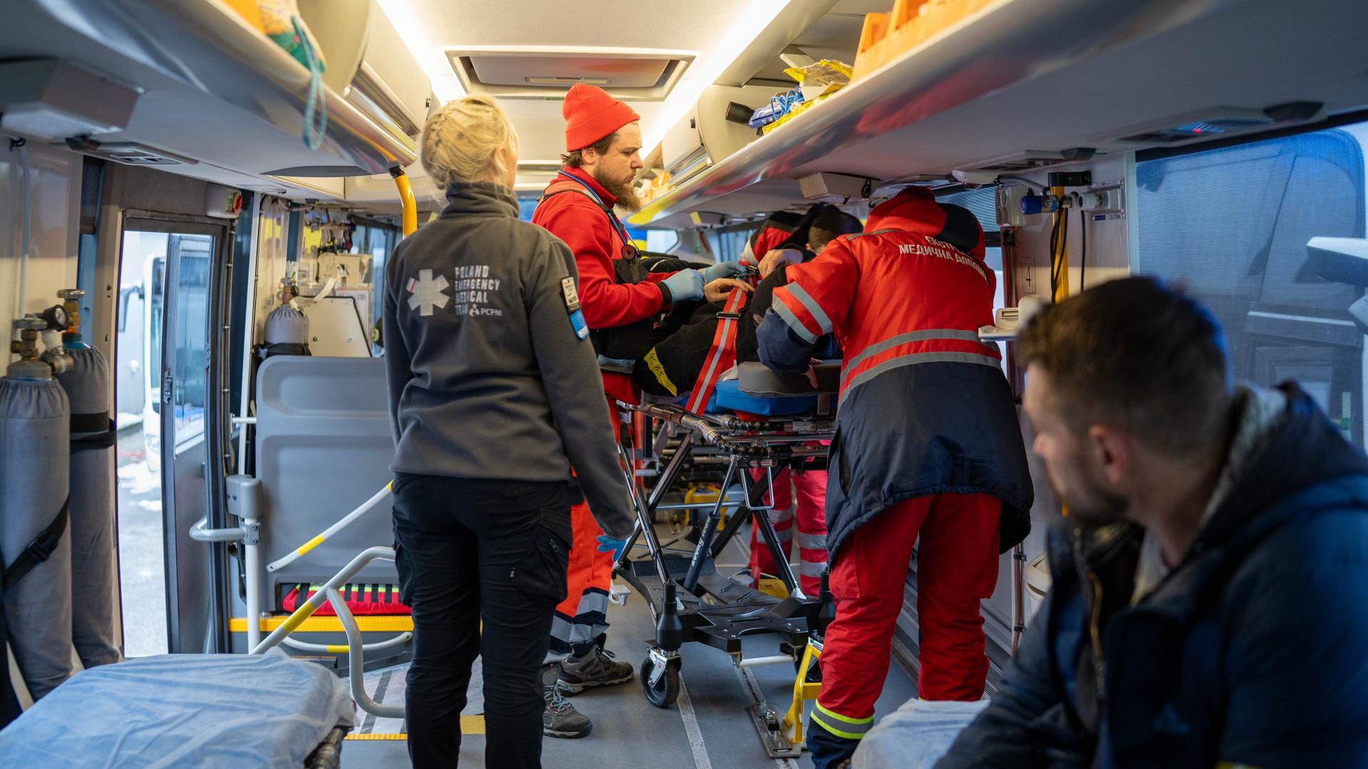 Pacjenci z Ukrainy są transportowani specjalnym konwojem