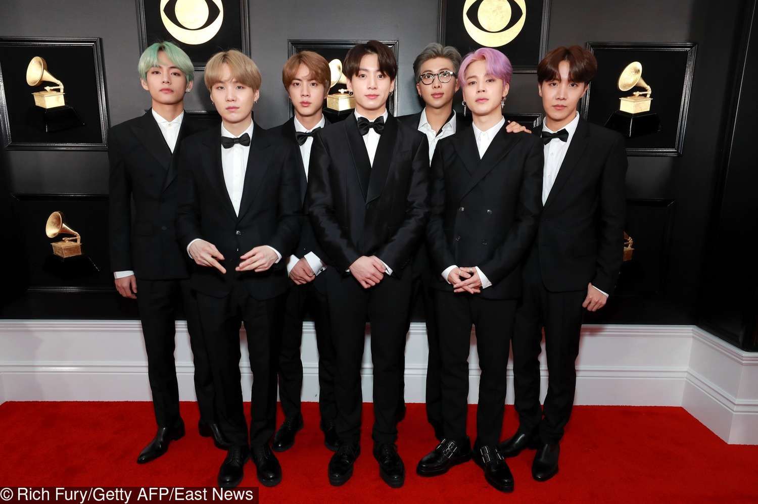 BTS – Grammy 2019 (M, Jin, Jimin, V, Jungkook i Suga w garniturach Jaybaekcouture, a J-Hope w garniturze Kimseoryong)