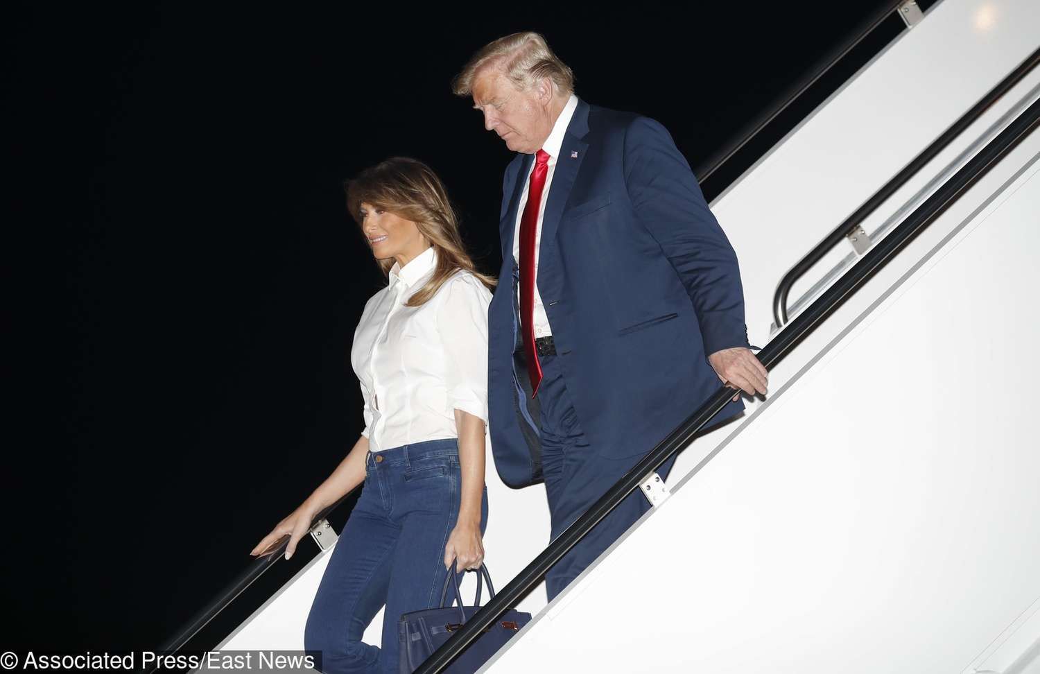 Melania Trump wróciła z Europy do USA. Miała na sobie obcisłe dżinsy i biały top
