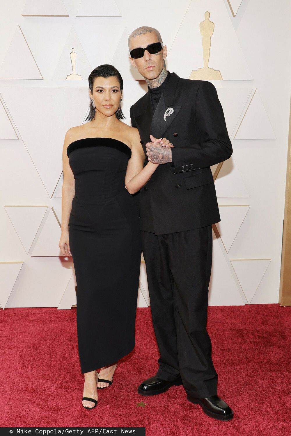 Kourtney Kardashian (kreacja: Mugler) i Travis Barker (garnitur: Maison Margiela) – Oscary 2022
