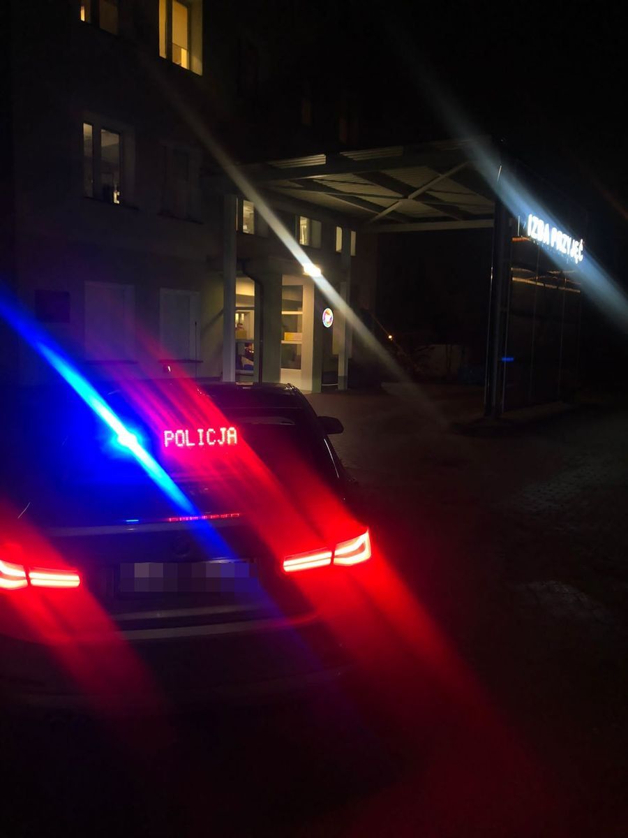 Policjanci eskortowali dziewczynkę