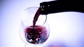 Właściwości zdrowotne domowego wina z winogron. Zobacz, jak działa (WIDEO)