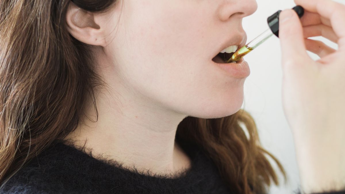 Olejek CBD należy zakroplić pod język