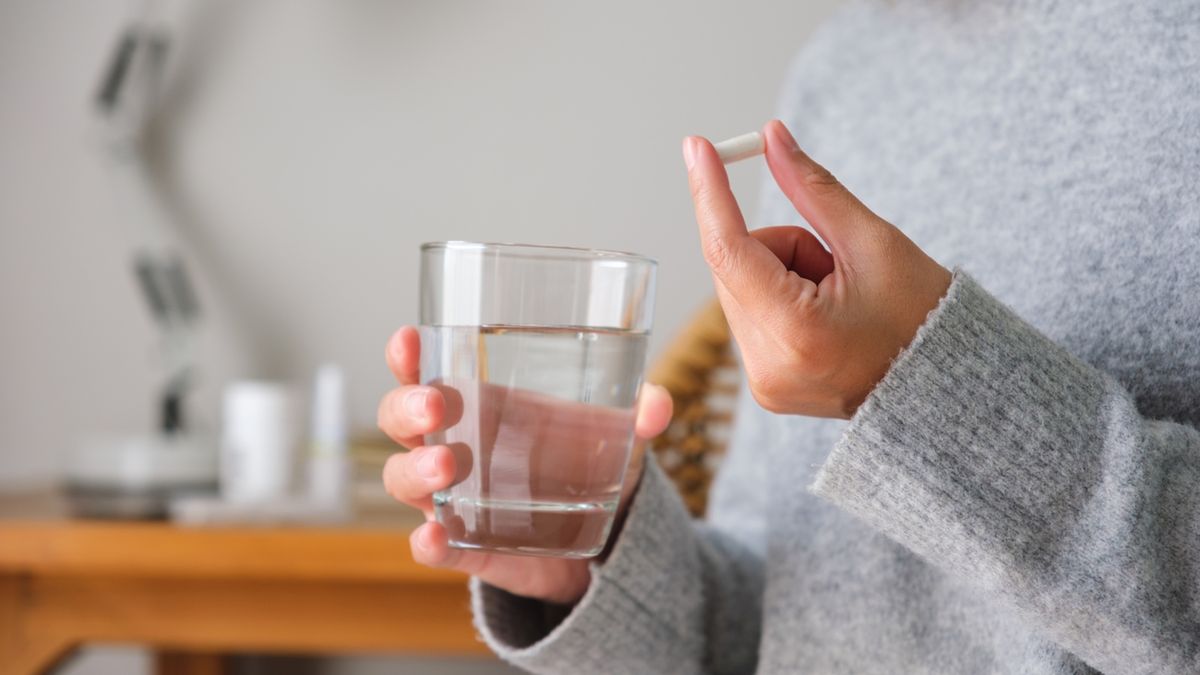 Etopiryna wykazuje działanie przeciwzapalne, przeciwbólowe, przeciwgorączkowe