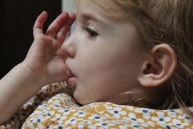 Ssanie kciuka - przyczyny i skutki ssania kciuka przez dziecko