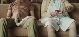 Reklama Skittles na Dzień Mamy. Kobieta karmi syna cukierkami przez pępowinę