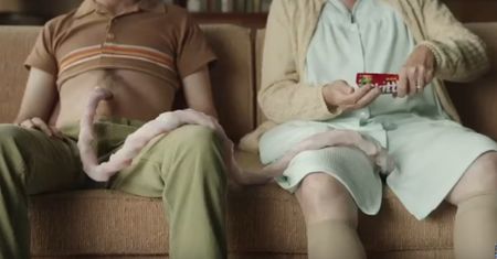Reklama Skittles na Dzień Mamy. Kobieta karmi syna cukierkami przez pępowinę