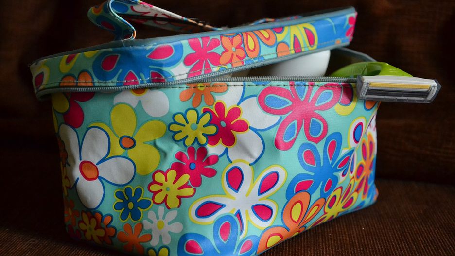 Kosmetyczka nastolatka - czego nie powinno w niej zabraknąć?