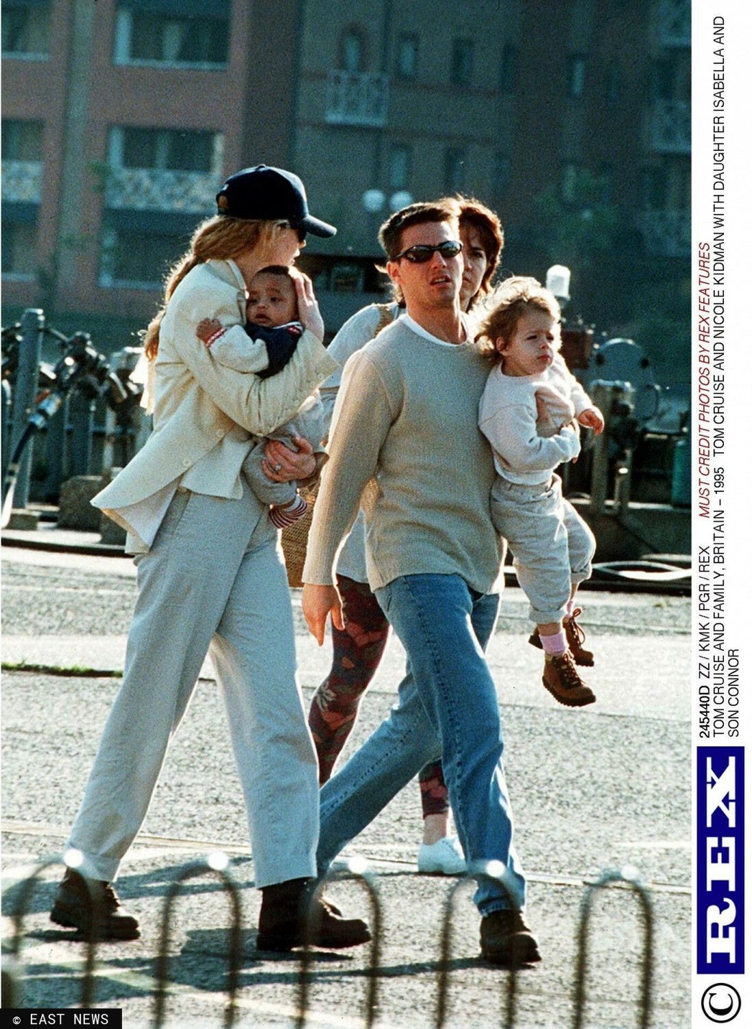 Nicole Kidman i Tom Cruise z dziećmi Isabellą i Connorem (1995 rok)