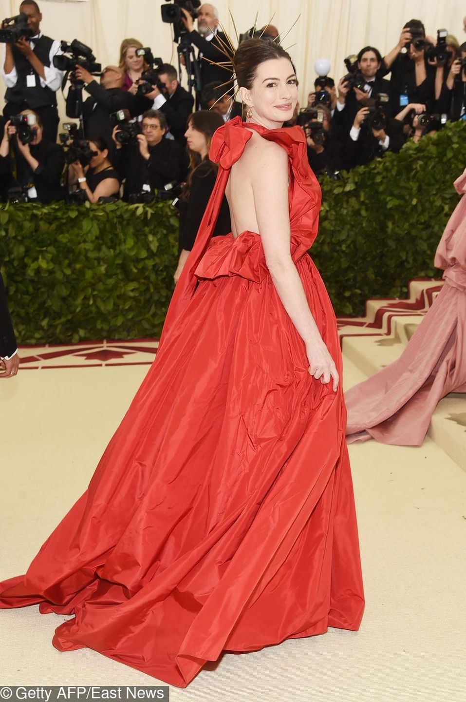 Anne Hathaway, kreacja: Valentino – MET Gala 2018