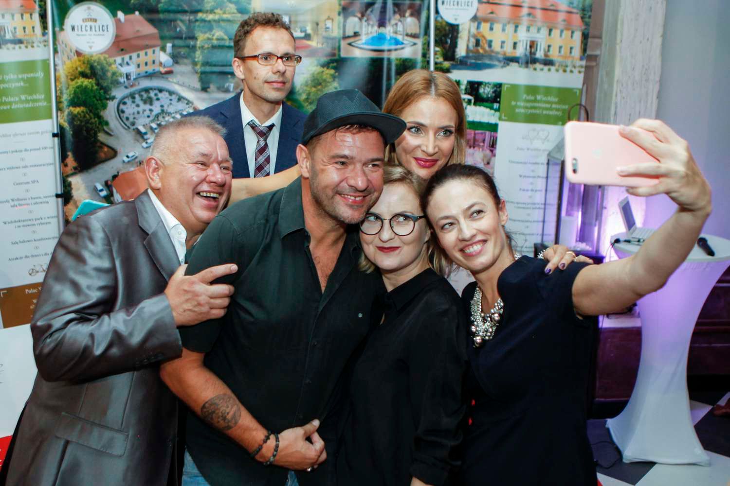 scena z: Tomasz Czmuda, Tomasz Karolak, Izabela Kuna, Anna Dereszowska, Magdalena Różczka, SK:, , fot. Telus/AKPA