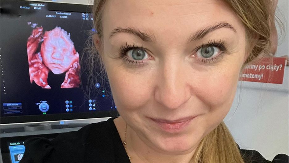 Mama Ginekolog pozuje bez stanika. "I ty się tak łap"