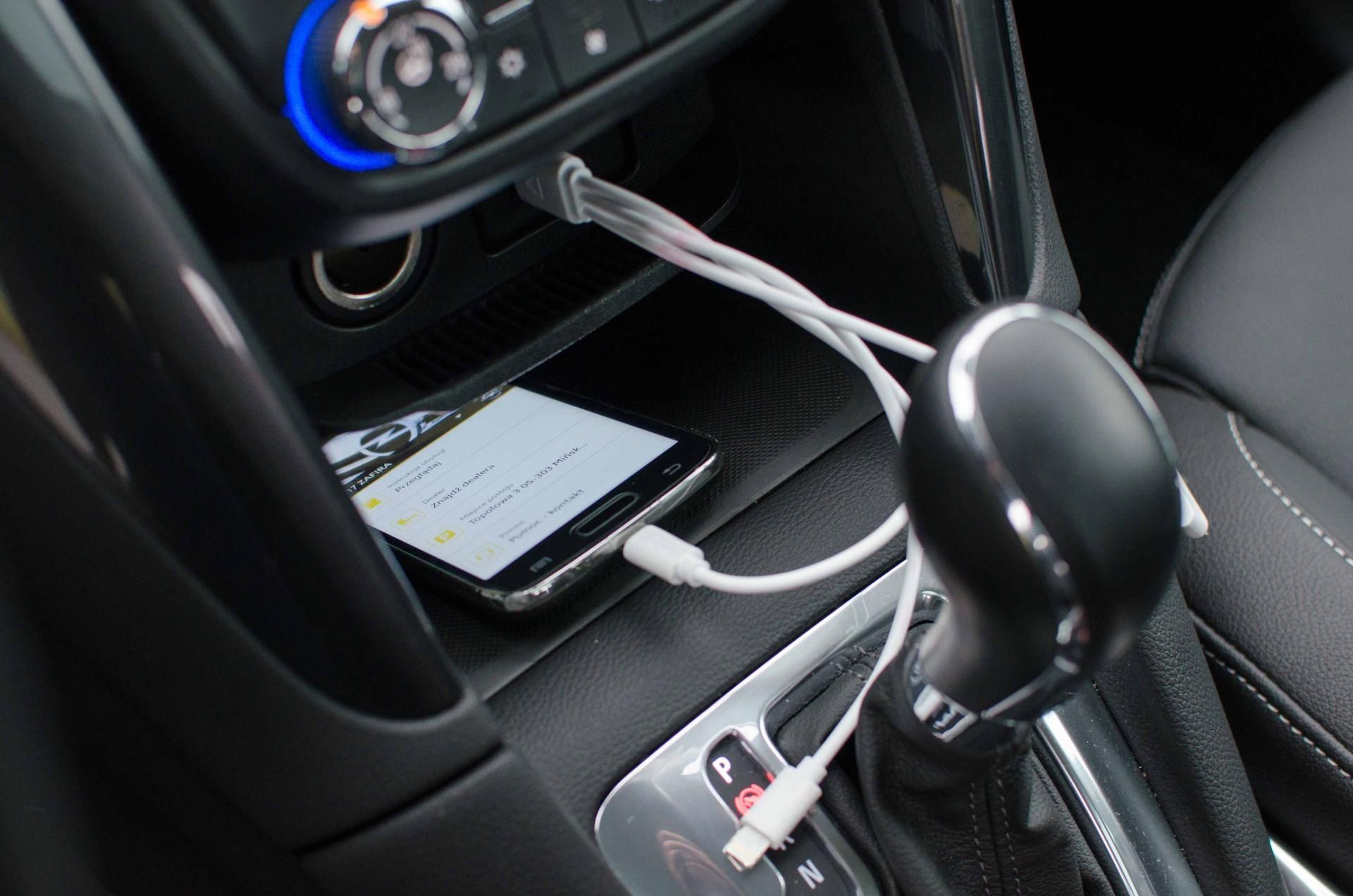 foto: przydatna jak w każdym samochodzie półeczka na smartfona i blisko umieszczone gniazdo USB.