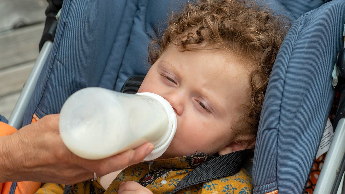 Pomyliła butelki i zrobiła dziecku mleko z winem. Niemowlę w śpiączce alkoholowej
