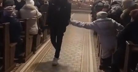 Skandaliczne zachowanie podczas mszy. Zrobił to w ramach zakładu