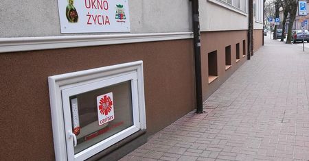Noworodek bezpiecznie zostawiony w oknie życia w Kartuzach