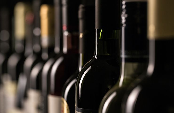 Brytyjczycy odkryli, że butelki na wino czy piwo zawierają toksyczne metale ciężkie