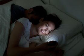 Dzielenie z kimś łóżka niesie korzyści zdrowotne. Nie śpij sam!
