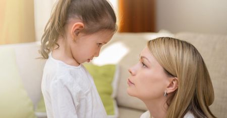 Kim jest narcystyczna matka i dlaczego niszczy swoje dzieci? Ślady w ich psychice nigdy nie znikają