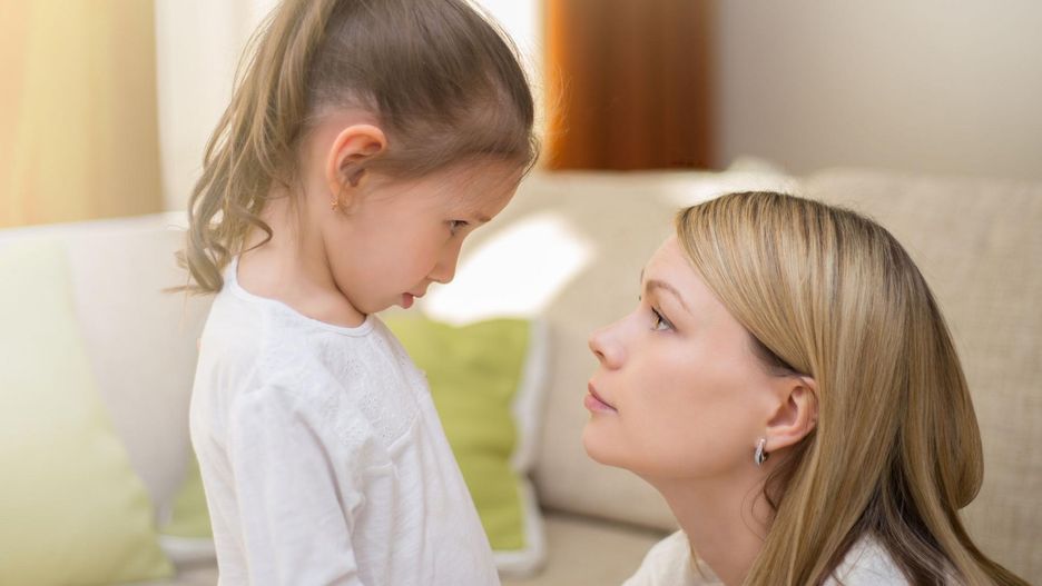 Narcystyczna matka często stawia dziecku oczekiwania, których nie jest w stanie spełnić
