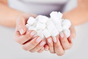Dlaczego warto odzwyczaić dziecko od jedzenia cukru?