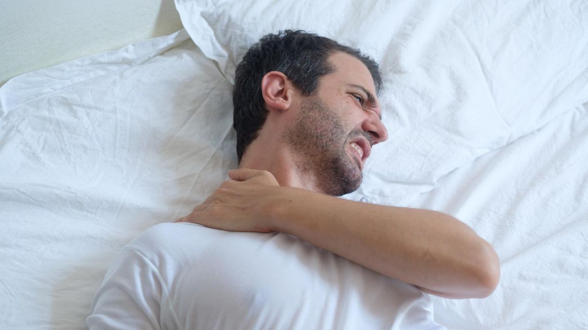 Nieprawidłowe ułożenie ciała podczas snu może doprowadzić do porażenia nerwu promieniowego