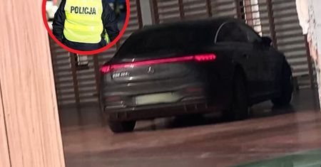 Mercedes wpadł na teren szkoły. Pomyliła gaz z hamulcem