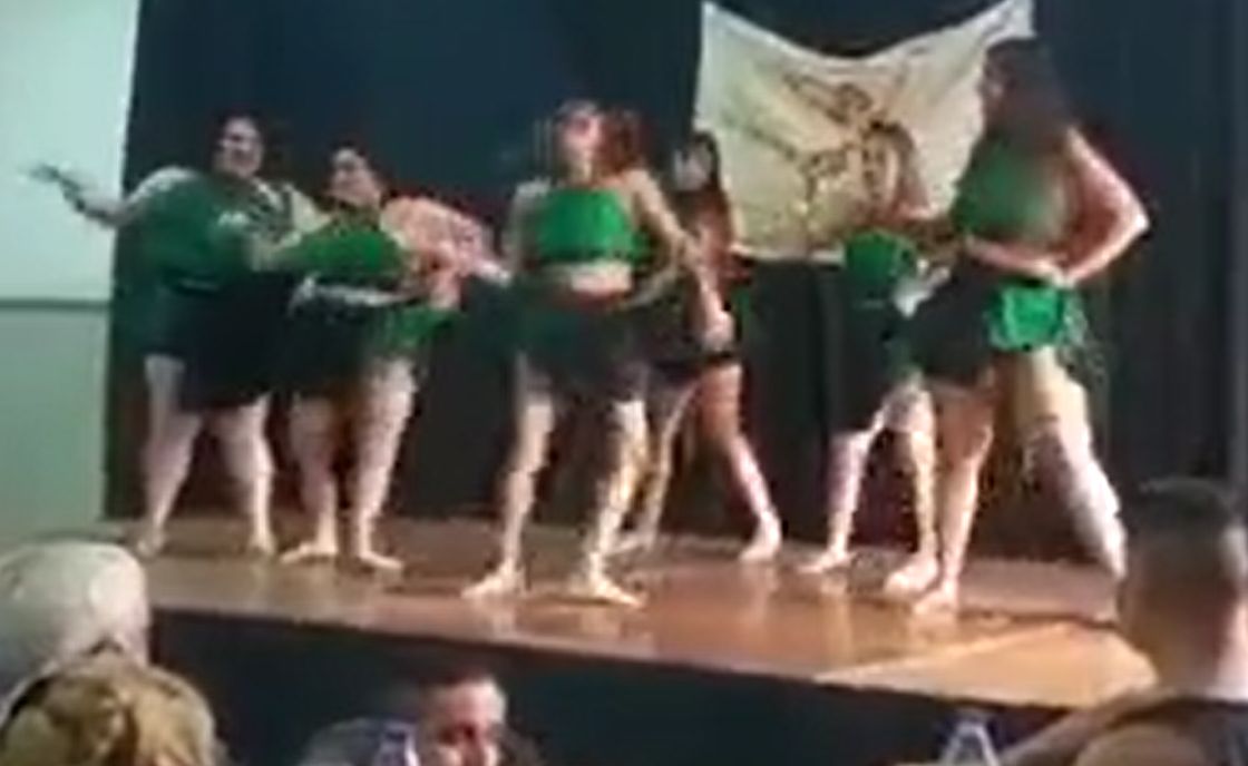 Nastolatki występowały podczas przedstawienia. W pewnym momencie scena się zawaliła