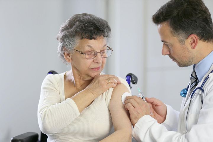 Szczepionka dla seniorów jest coraz mniej dostępna. Jest zamiennik