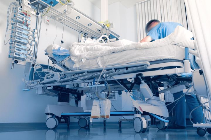 Coraz więcej pacjentów z COVID-19 wymaga hospitalizacji