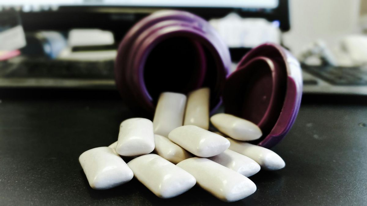 Żucie gumy a wzdęcia